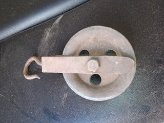 Polea antigua de metal con gancho