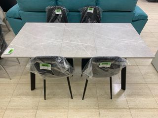 Mesa de comedor extensible efecto mármol y metal.