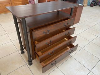 Cómoda de madera con 4 caj. y estructura metálica