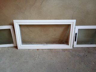 Ventana corredera apaisada opaca.