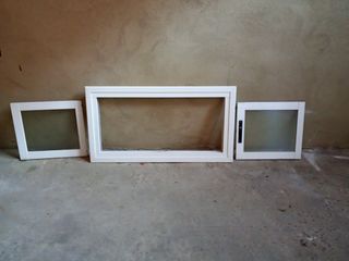 Ventana corredera apaisada opaca.