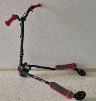 Patinete Wiggle 2 Plataformas Negro/rojo infantil.