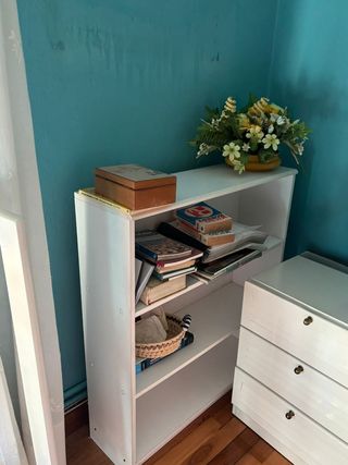 Estantería blanca con detalles de mimbre