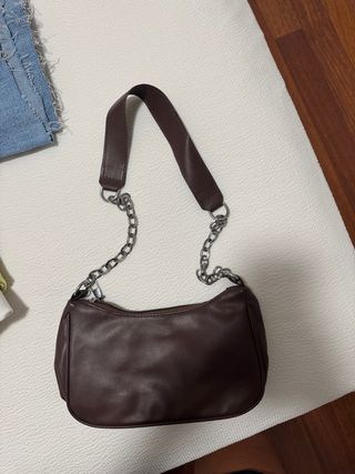 Bolso marrón con cadena