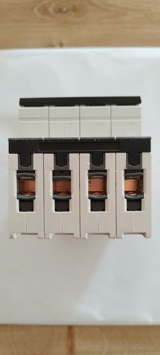 Interruptor Siemens 5SY46 D25 400V, 4 polos