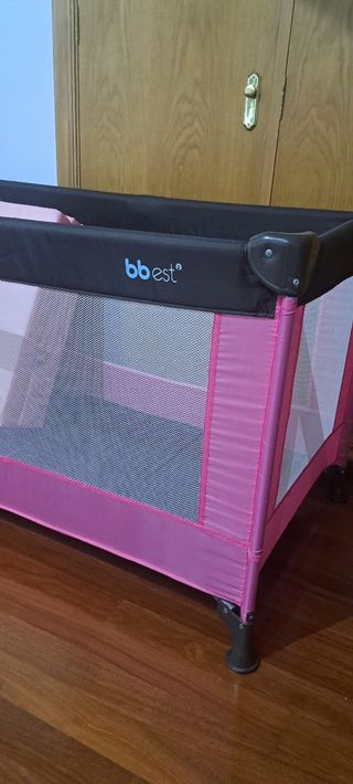 Cuna de viaje portátil con colchón portátil.