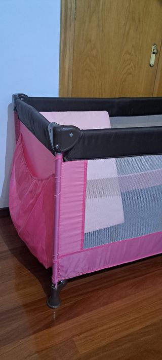 Cuna de viaje portátil con colchón portátil.