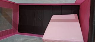 Cuna de viaje portátil con colchón portátil.