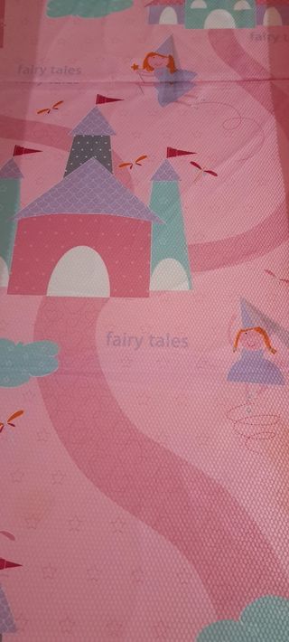 Cuna de viaje portátil con colchón portátil.