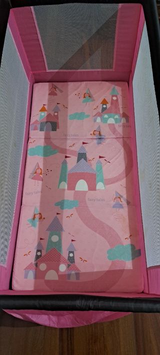 Cuna de viaje portátil con colchón portátil.