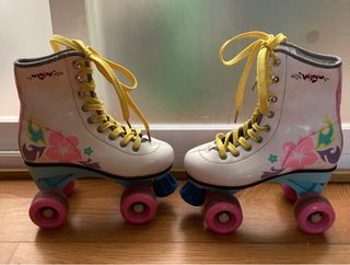 Patines de ruedas blancos con flores talla 28