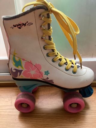 Patines de ruedas blancos con flores talla 28
