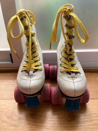 Patines de ruedas blancos con flores talla 28