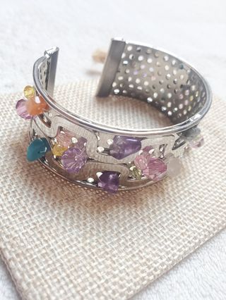 Brazalete Vintage plateado piedras colores
