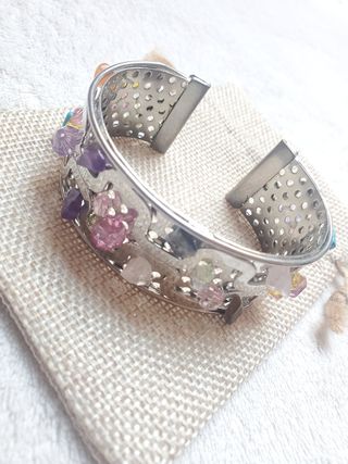 Brazalete Vintage plateado piedras colores