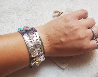 Brazalete Vintage plateado piedras colores