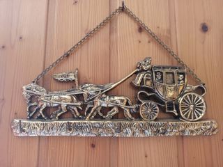 Colgador de llaves de metal con carruaje