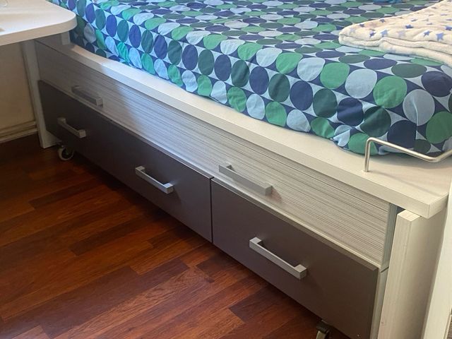 Armario + cama, mesita y estanterías 