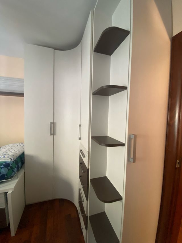 Armario + cama, mesita y estanterías 