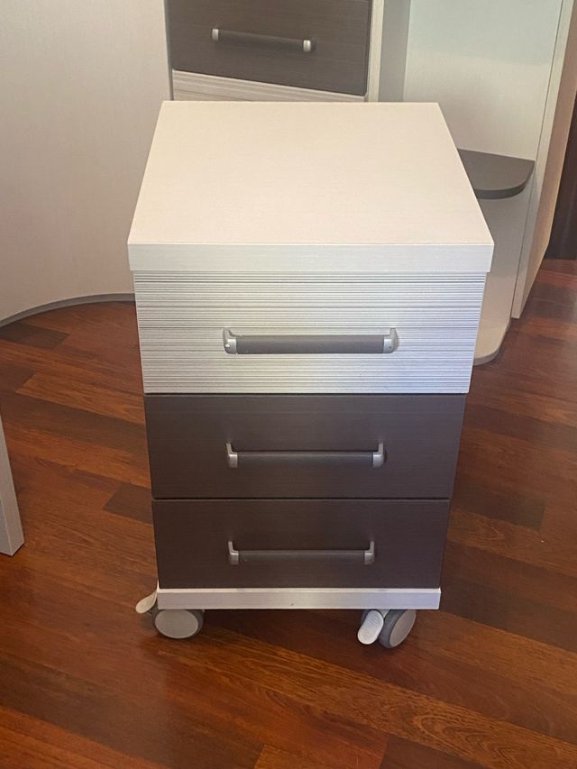 Armario + cama, mesita y estanterías 