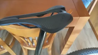 Bicicleta gravel/urbana cube 400€.