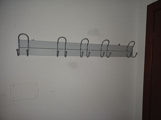 Appendiabiti da parete in metallo