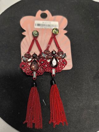 Pendientes rojos con flecos y pedrería