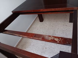 Mesa de salón de madera color caoba