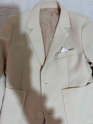 Traje de niño beige