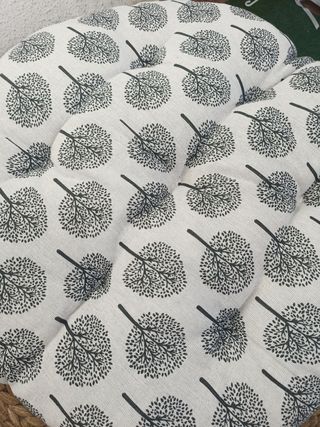 Cuanto ofreces por dos puffs redondos de Ikea