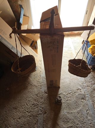 Balanza antigua de madera con cestas de mimbre.