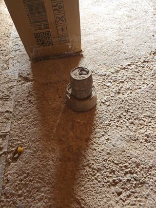 Balanza antigua de madera con cestas de mimbre.