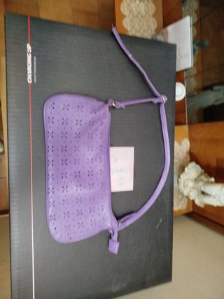 Bolso morado con diseño floral