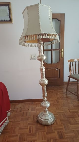 Lámpara de pie antigua plateada y beige