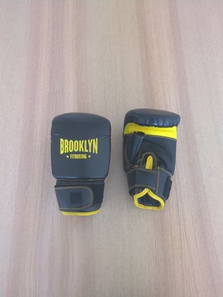 Guantes de boxeo negros y amarillos