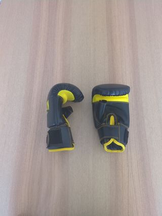 Guantes de boxeo negros y amarillos
