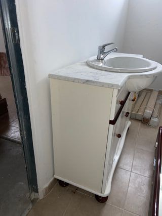 Mueble de baño con lavabo y espejo