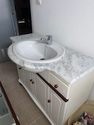 Mueble de baño con lavabo y espejo
