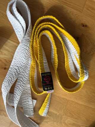 Ropa de Judo Blanca y Cinturón Amarillo