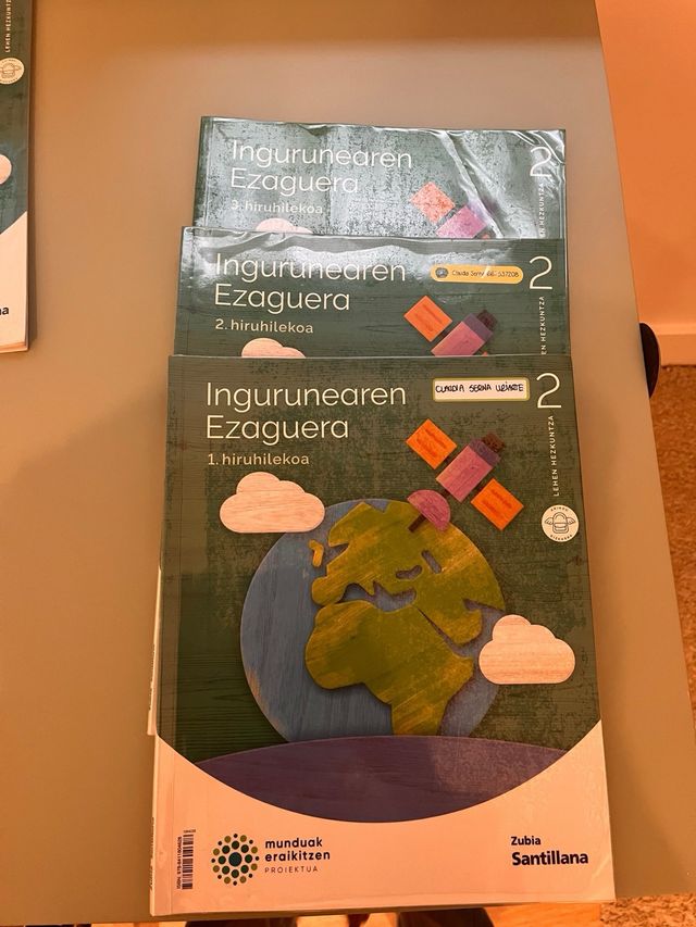 Libros 2º Primaria Inguru, matemáticas, inglés, et