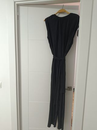 Mono largo plisado negro Zara, cuello redondo