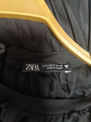 Mono largo plisado negro Zara, cuello redondo