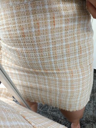 Falda tweed perlas beige y blanco
