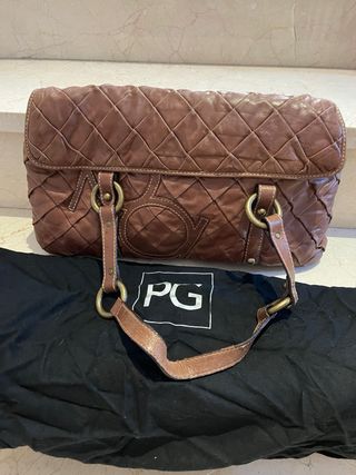 Bolso de piel marrón acolchado