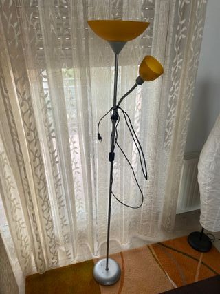 Lámpara de pie plateada y amarilla