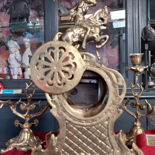 Juego reloj y candelabros de bronce