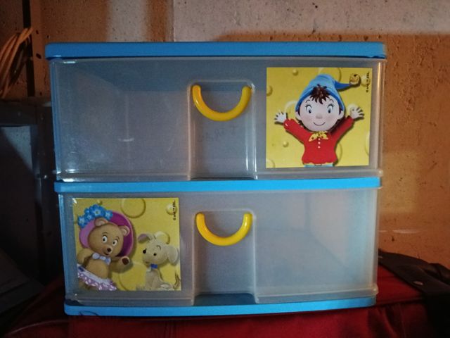 Cajonera de plástico azul con dibujos. 