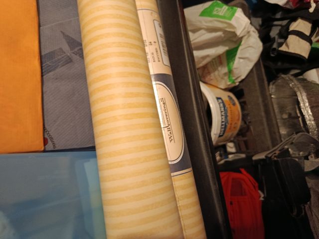 Papel de pared rayas blancas y amarillas suaves.