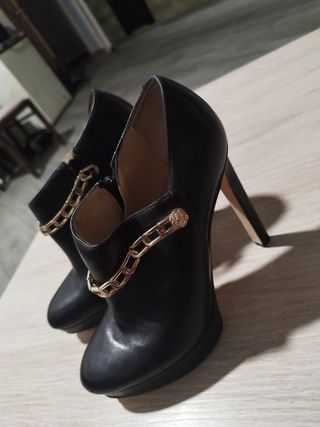 Botines Guess Tacón Cadena Dorada