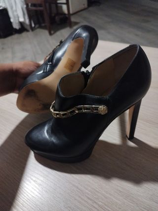 Botines Guess Tacón Cadena Dorada